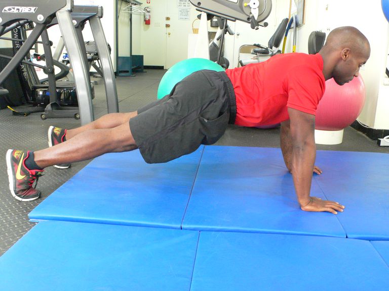 Denne øvelsen, hele kroppen, hjemme trening, ryggen rett, alternerende sider