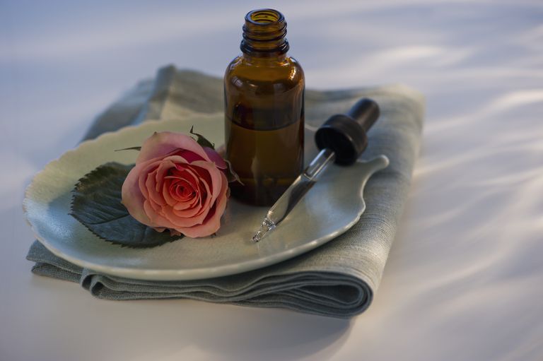 essensiell olje, essensielle oljer, Rose olje, alternativ medisin, aromaterapi massasje, gjennom huden