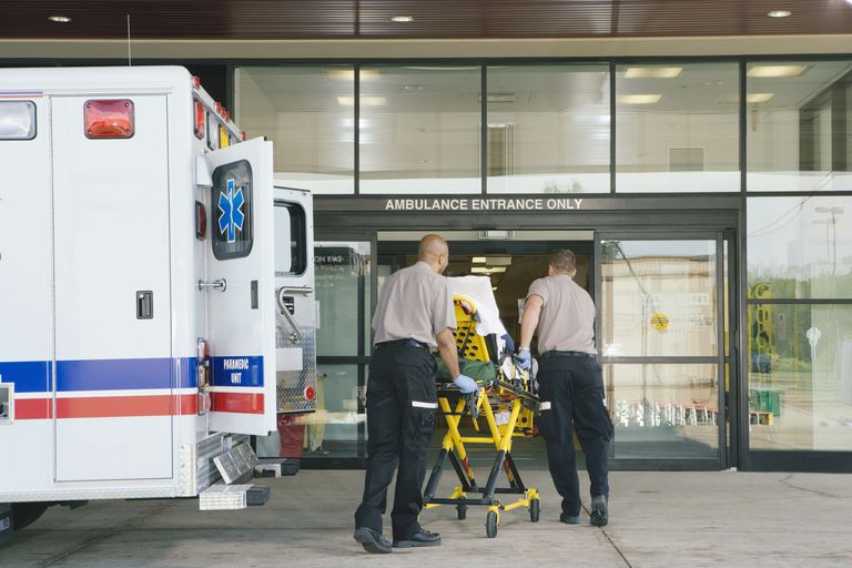 Første responder, noen ganger, akuttmedisinsk tekniker, EMT-Intermediate faller, mellom paramedikere