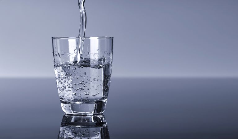 Glass vann, drikke vann, holde hydrert, drikker vann, flaske vann, frukter grønnsaker