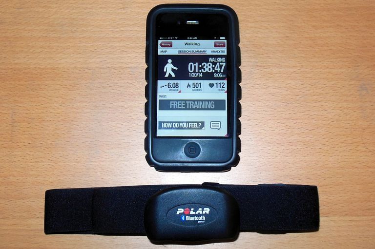 armbåndsur eller, bruker brystbelte, Gjennomgang Fitbit, hjerte skjermer, Scosche Rhythm