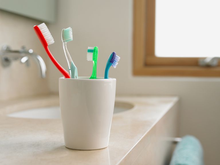 andre bakterier, bakterier tannbørsten, bytte tannbørste, bytte tannbørste etter, eller influensa, etter bruk