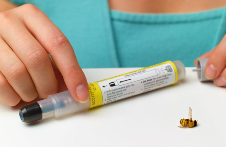 utløpte EpiPens, allergiske reaksjoner, dose epinefrin, dosen igjen, epinefrin tilgjengelig, ikke-utløste EpiPens